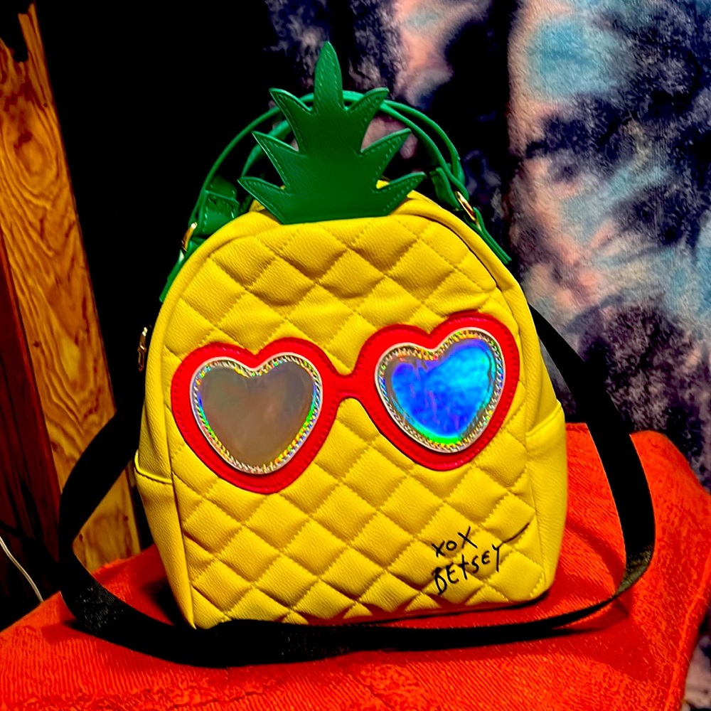 Betsey Johnson pineapple handbag. NWOT. Excellent condition